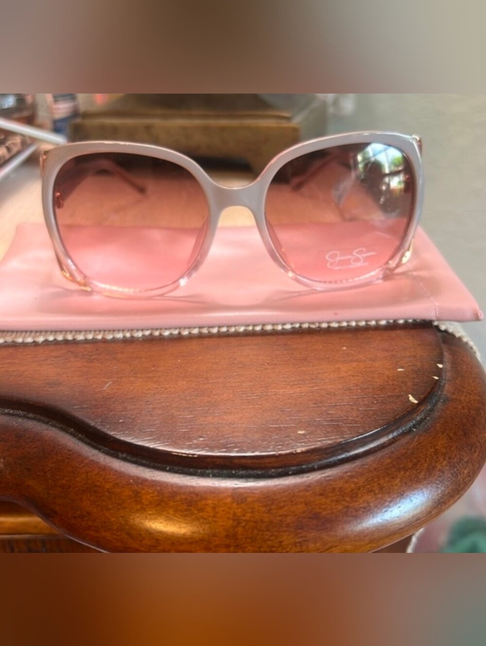 Jessica Simpson’s sunglasses